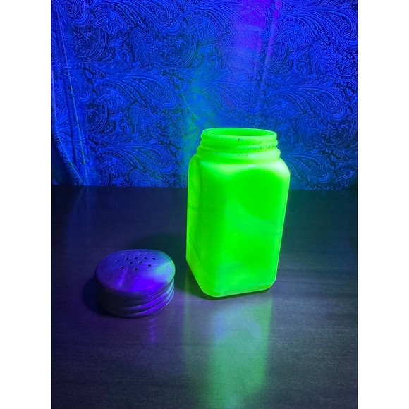 Vintage McKee custard/uranium glass shaker with metal lid - Picture 2 of 10